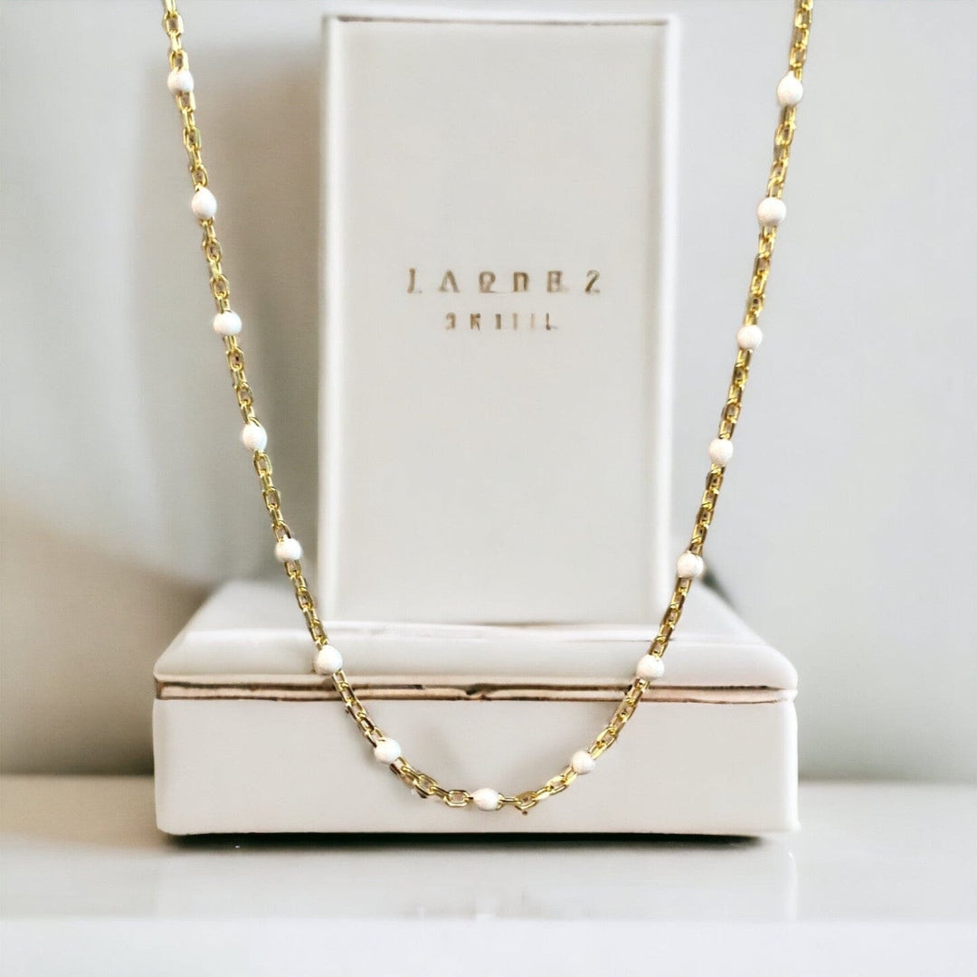 CLASSIC WHITE RESIN NECKLACE