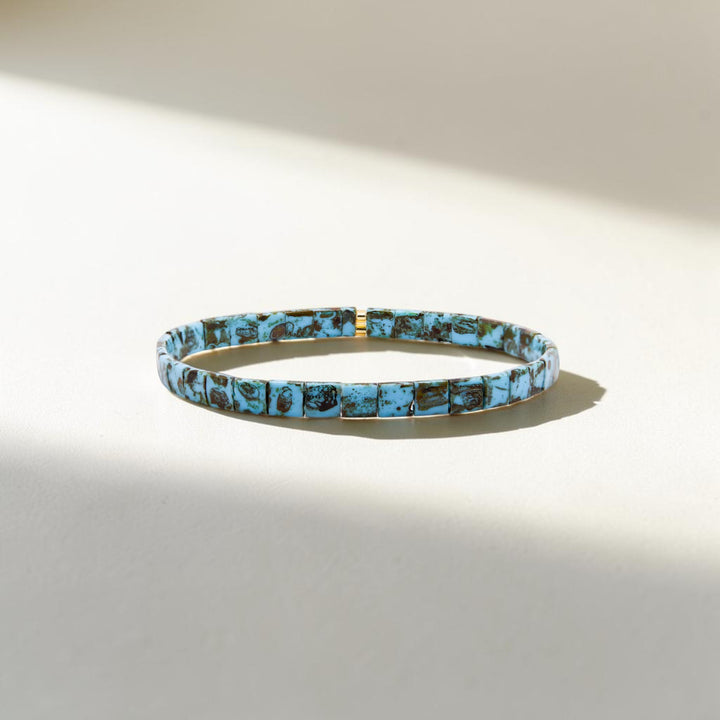 Side view of turquoise trail gold Tila bracelet showing interlocking bead pattern – Sugar Bean Jewelry