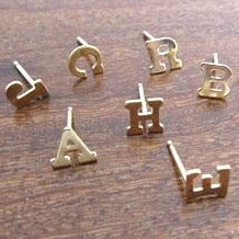 TAILORED INITIAL STUD GOLD